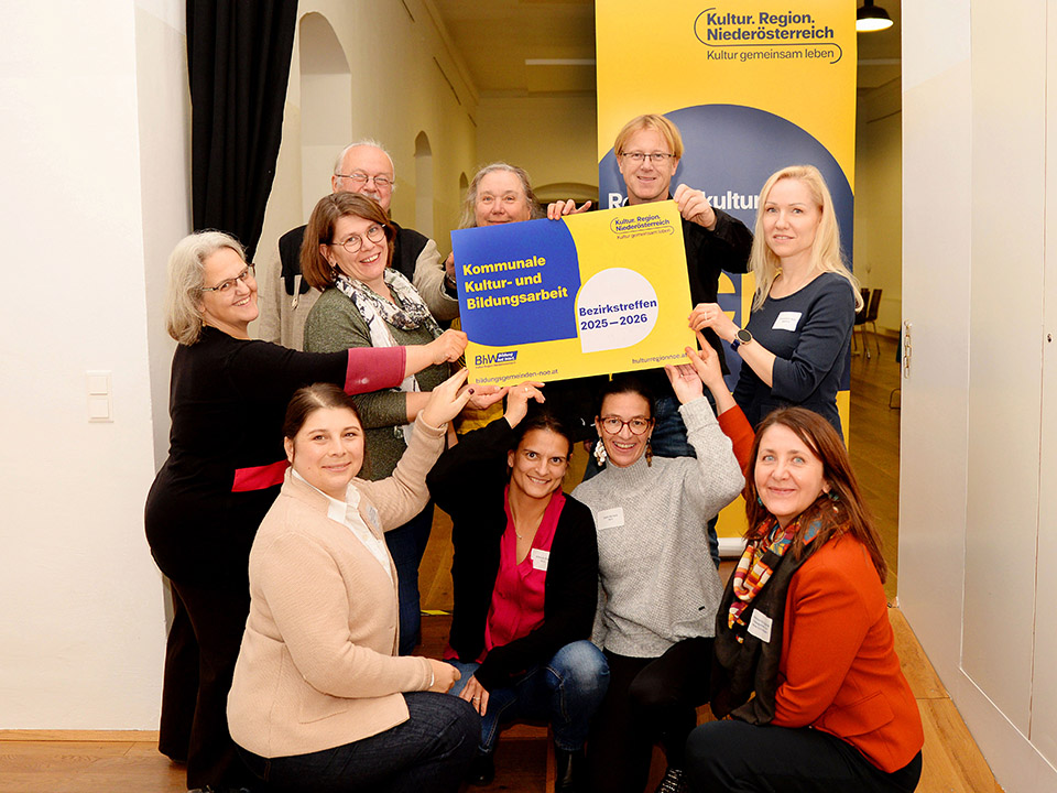 Stefanie Halbwachs, StR Evelyn Schmidt, StR Barbara Stark, Sandra Paweronschitz (vorne v. l.) StR Margit Perzy GR Beate Führer, Fred Hofmann, GR Renate Hofmann, GR Thomas Dvorak sowie GR Maja Brandstetter (hinten v. l.) Foto: Gerold Dobrovolny